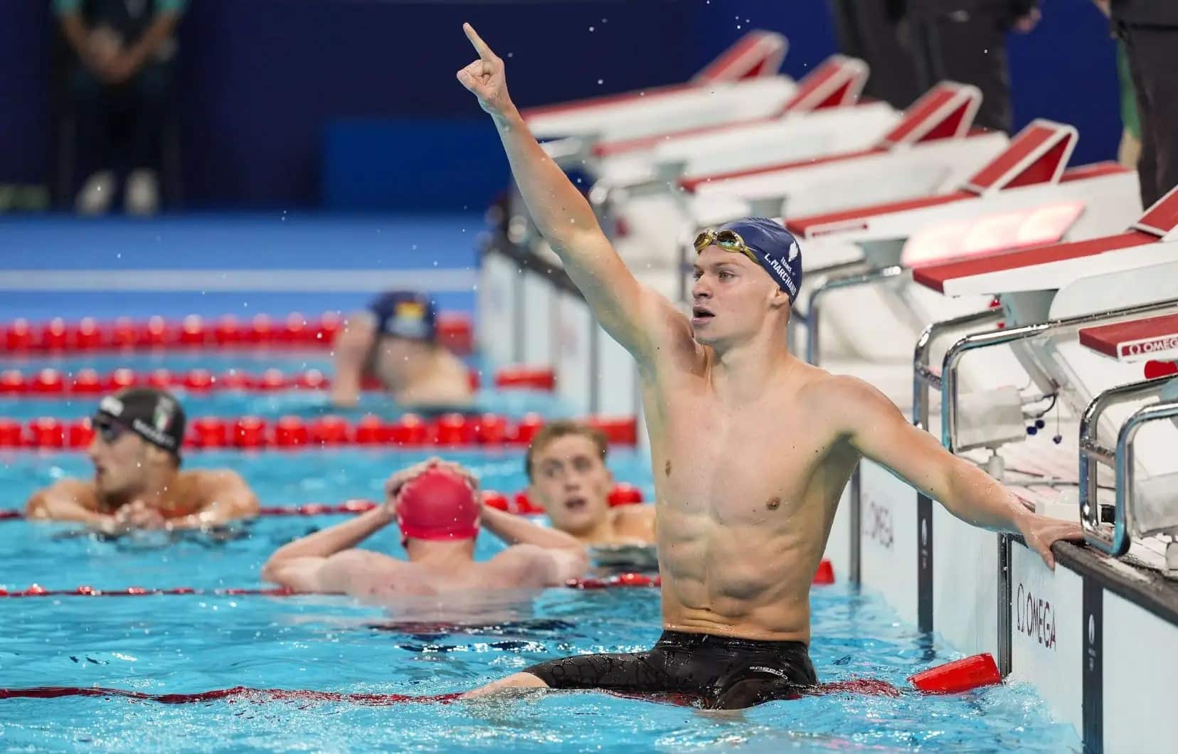 léon marchand qui a gagné une course de natation lors des jeux olympiques